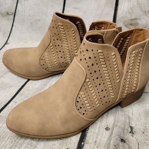 ANKLE BOOTIES